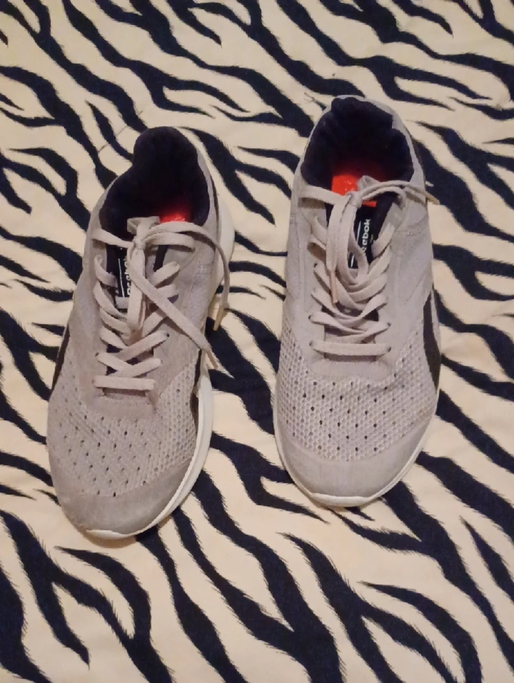 -- Reebok Men's Lightweight Grey Athletic Sneakers Size 8.5